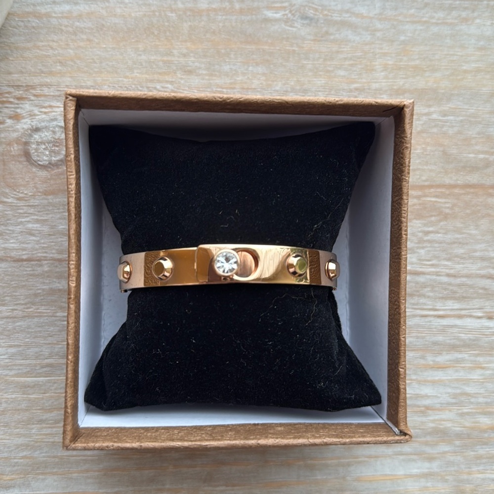 SOLD MICHAEL KORS Crystal stud bangle